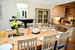 Bay View, Sleeps 18, 7 Bedrooms, 7 Bathrooms, Seafront, Criccieth - Image 5
