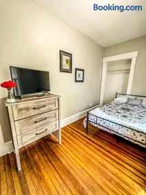 The Red House Albany NY 4 Bedroom Private Apartment - Image 2
