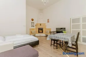 Oktogon Central Spacious AC Balcony - Image 2