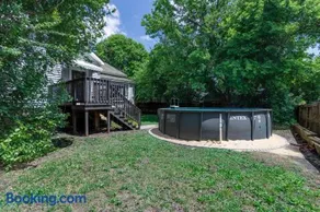 Ultimate Group Stay Private Pool Sleeps 18 Near Riverwalk - Image 1