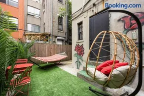 Private Garden Getaway Cozy and Chic Near Subway at "Vintage Luxe" - Image 1