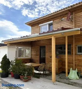 Geräumiges Tiny Haus für 1 bis 8 Personen mit Infrarotkabine - Image 1