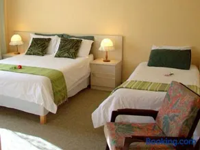 Dolphins View Self Catering Guesthouse - Image 2