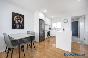 A Private Hideaway with Large Backyard and CarParks - Image 2