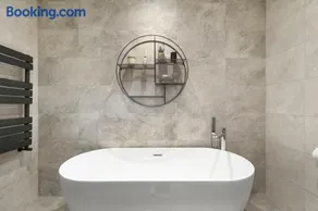 Bright & Modern Townhouse Private Parking - Image 2