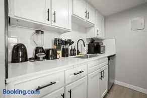 Central Austin - Parking - Sleeps 5 - Pet Friendly - Image 1