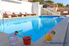 Cozy Sea View House with Pool - Image 2