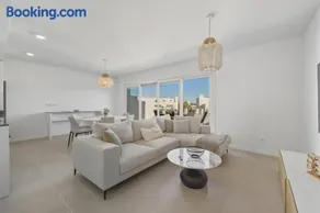 3025 Elegant apartment with terrace and pool - Image 5