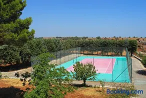 Villa with pool and tennis court - Image 2
