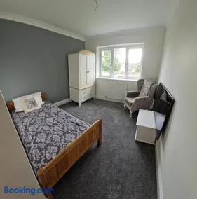 5-bedroom Family Holiday Home Sleeps 7 Garden Parking Pet Friendly North Wales - Image 4