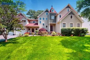 3-story, dog-friendly home near beaches with home theatre, grill & gaming tables - Image 2