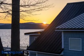Lakefront Cottage in Colchester - Image 1