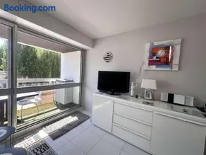 T2 rénové à 100m de la plage avec balcon et parking privé - FR-1-481-181 - Image 4