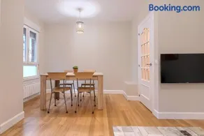 Vivienda turística reformada en zona residencial con garaje y wifi - Image 3