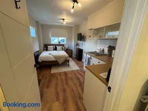 Modern cosy studio near Luton airport, free parking - Image 1