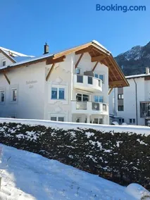 Agréable appartement de vacances avec terrasse et jardin | Vue jardin | Près des pistes de ski - Image 2