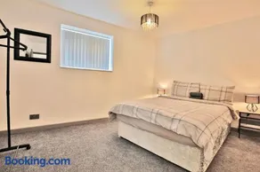 Freckleton House in Town Centre, near Blackpool, Sleeps 6, Free Parking - By NMB Property - Image 2