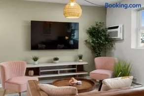 Relaxing 1 Bedroom with Free Parking Workdesk - Image 4