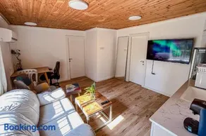 Bright 2 Bedroom, Private Garden - Image 3