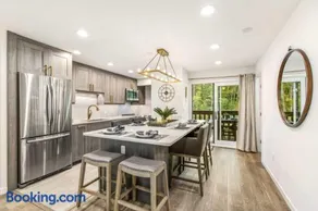 Designer 2 BR on River with Pool - Walk to Town! - Image 2