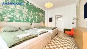 Schöne Altbauwohnung mit 2 privaten Parkplätzen für bis zu 8 Personen im Leipziger Westen - Image 4