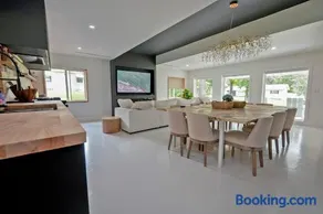 Luxury 4BR Home with Jacuzzi Patio and Game Room Near Downtown - Image 5