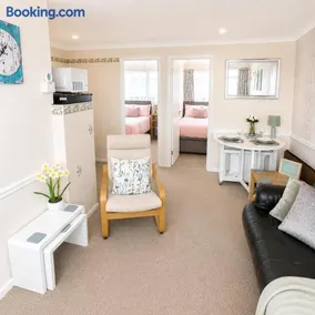 Belle Aire Beach Retreat at Hemsby with FREE WIFI Bed linen included Freely tvs in bedrooms and FREE onsite entertainment - Image 1