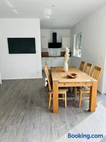 Einzigartiger Neubau-Bungalow - Luxus-Küche, große Terrasse mit Garten - Perfekt für Familie und Gruppen - Image 4