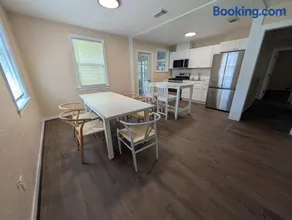 Parking Palace 8 spaces plus sleeps 8 - Image 5