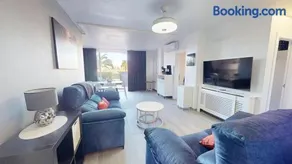 Modern 2 Bed 2 Bath Apartment, AC, WiFi, Pool Views - Image 2