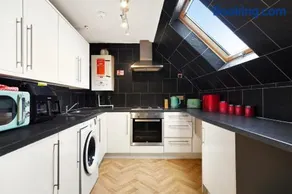 3-Bedroom 5-Bed Flat King Room Free Parking Near Reading & M4 Work Stays - Image 1