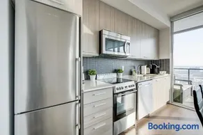 Epic 2BR Condo with Panoramic CN Tower & City View - Image 5