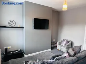 House in Hemingfield, Ideal for Contractors and Long Stays - Image 5