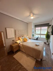 Alicante city room with AC and Wifi - Image 1