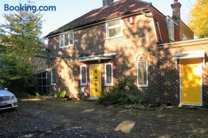 The Laurels - Wifi, Parking, 4 Bedrooms, Gatwick - Image 4