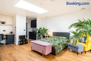 Modern Studio with parking in private garden - Image 5