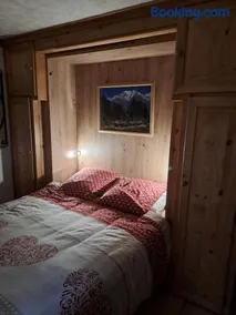 A4 km de Megève très joli studio avec jacuzzi ,vue sur les montagnes au calme - Image 1