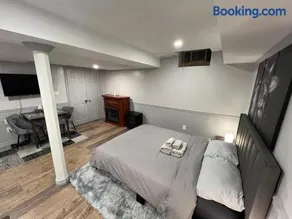 Modern, basement apartment, close to airport - Image 3