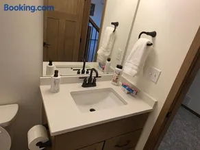 Cozy 4 bedroom house with 3 full bathrooms - Image 3