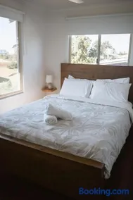 Princes Beach Cottage, sea views, BBQ & fireplace - Image 3