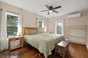Cozy getaway near history hiking & adventure - Image 3