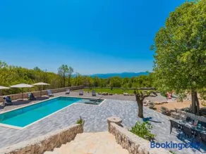 Holiday home Secret Gem with heated saltwater pool - Image 2