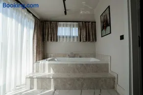 Luxury Villa Heated Pool & Spa - Image 5