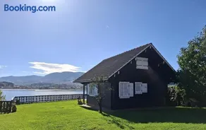 Casa de madera sobre el mar - Image 1