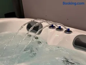 Romantic getaway with private hot tub - Image 4