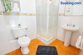 Large 4 Bed Limerick Apt - Near Shops & Campus - Image 2