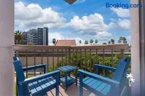 Relaxing Central Condo with Balcony 7 Min to Universal - Image 2
