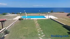 Blue Pastel-cliffside villa, shared pool, wild sandy beach nearby - Image 3