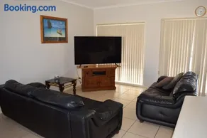 Christies Seahorse Holiday Townhouses - Image 2