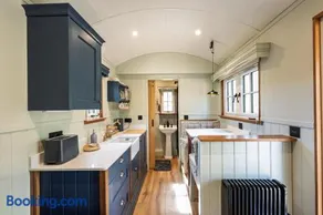 Bluebell Wood Shepherds Hut Cosy Woodland Retreat - Image 2